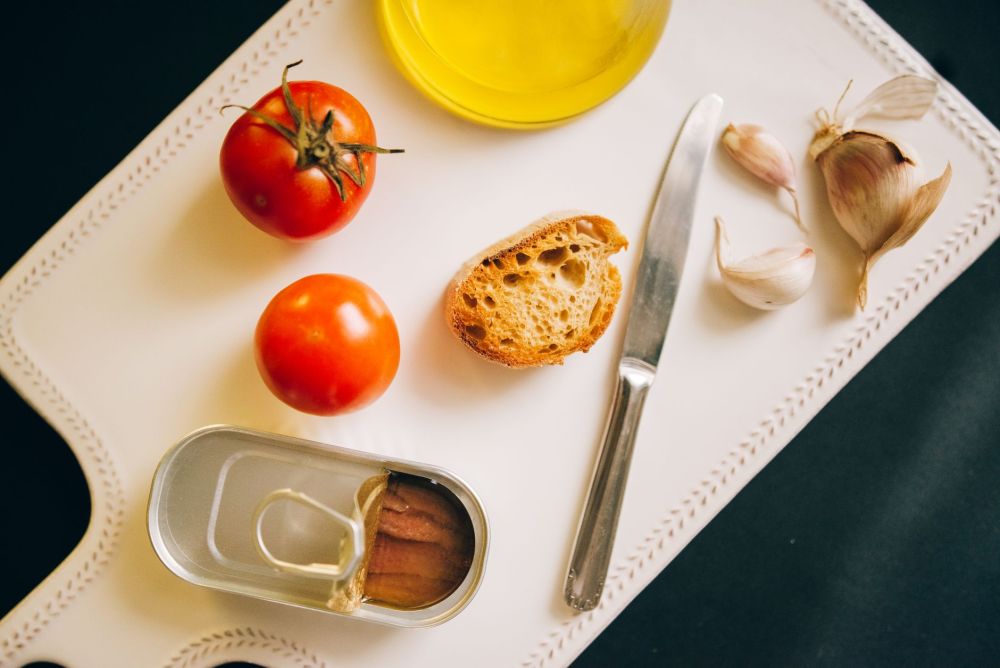Mediterranean diet meal prep with vegetables and olive oil for reducing inflammation