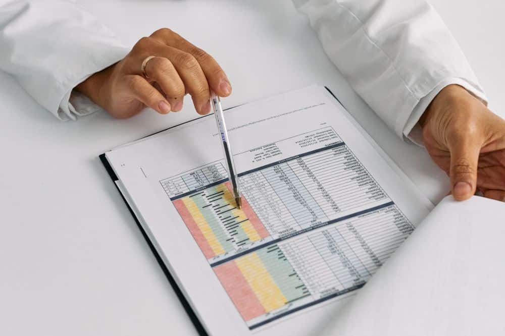 Pain management doctor reviewing opioid taper plan with patient in Texas clinic