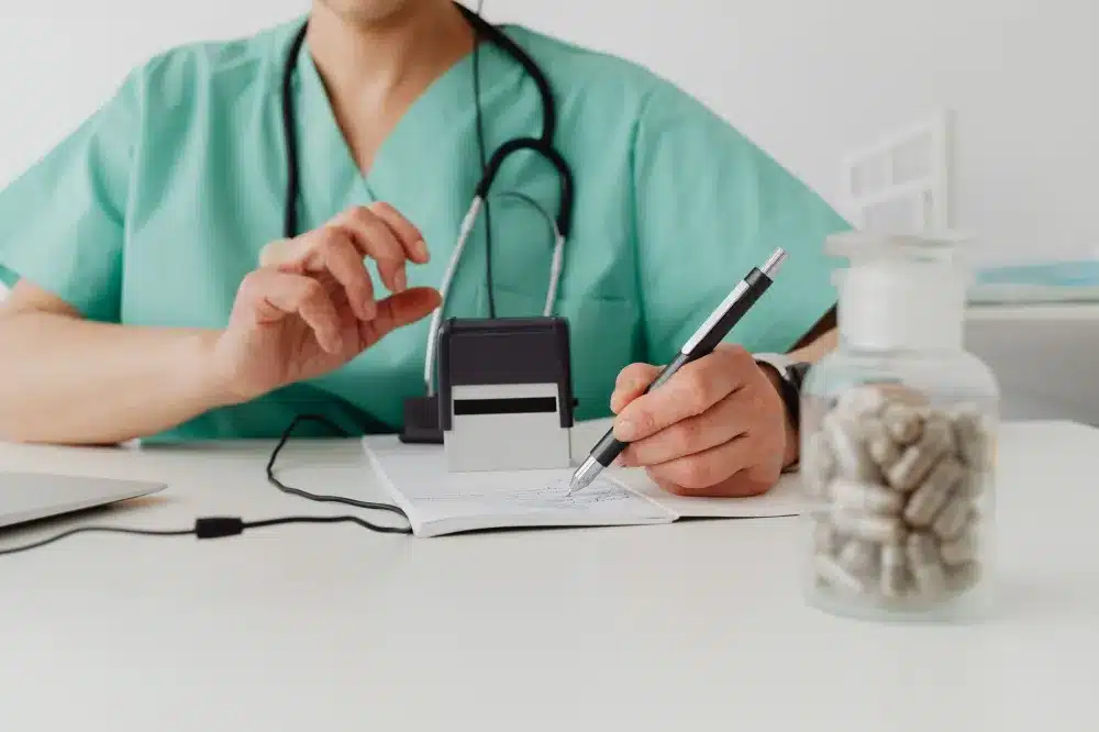 Physician conducting structured medication review for chronic pain management in Texas