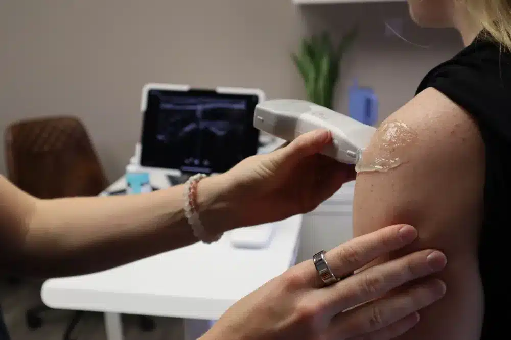 Shoulder Injection in Longview, TX | Non-Surgical Options 2 Physician using ultrasound guidance to perform a precise shoulder injection in a clinical setting