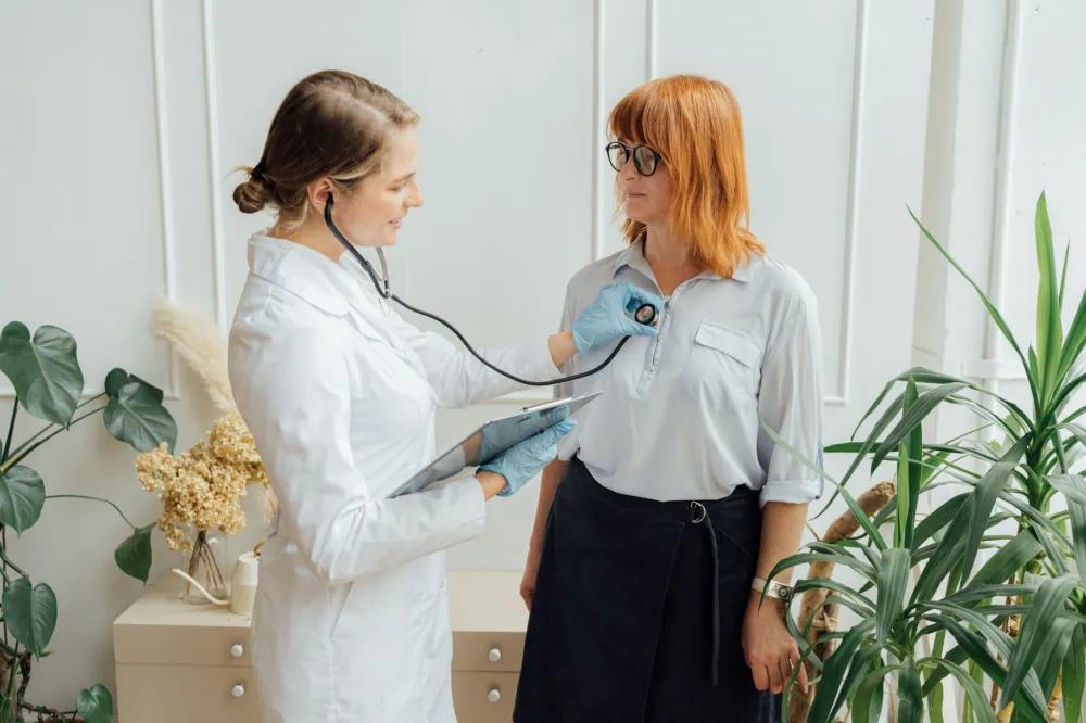 SI Joint Injection in Grand Prairie, TX | Non-Surgical Relief 1 Pain management doctor consulting patient about sacroiliac joint pain treatment options